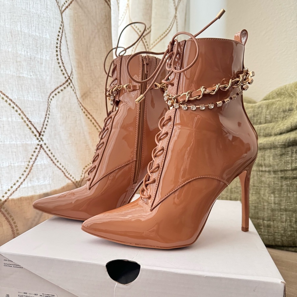 ALDO KAERDIAN Beige Patent Leather Ankle Bootie Chain Lace-Up Pointed Toe